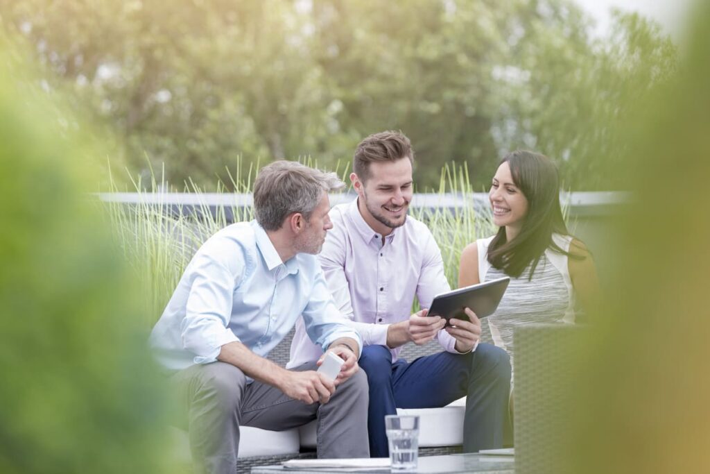 Ausbilder bei einer Besprechung im Grünen