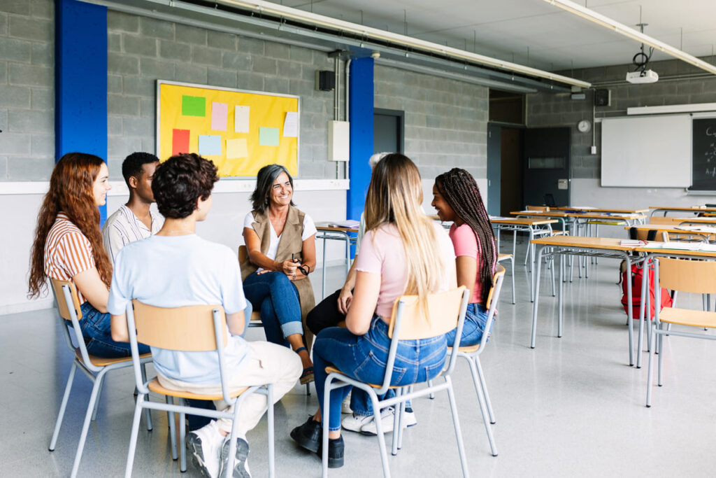 Workshop-Leiterin begeistert junge Gruppe im Stuhlkreis