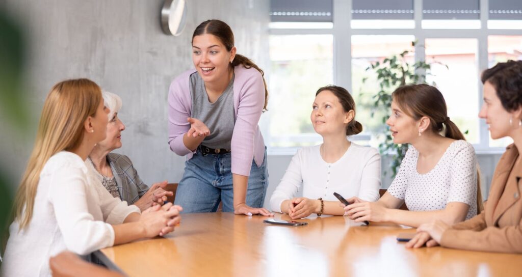Besprechung junger Menschen am Tisch
