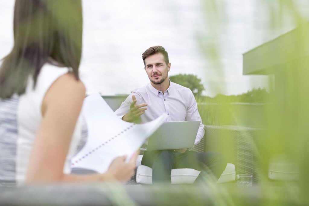 Zwei Menschen beim Coaching im Grünen