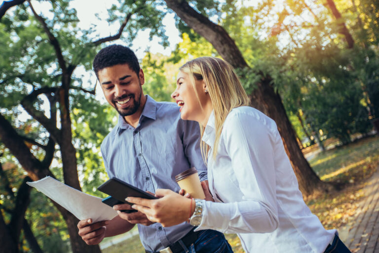 Zwei Personen im Grünen bei humorvoller Unterhaltung