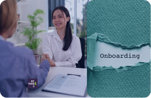 Ein Mentor und ein Auszubildender lachen gemeinsam beim Onboarding-Gespräch am ersten Tag.