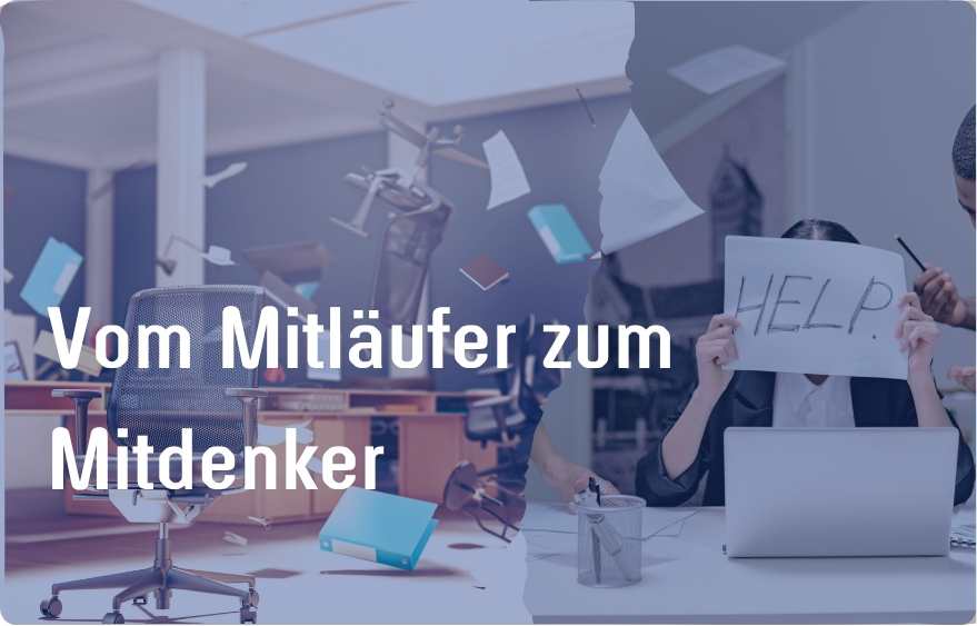 Ausbilderin im chaotischen Büro mit überforderter Situation, hält ein HELP-Schild – typischer Alltag ohne Delegation in der Ausbildung
