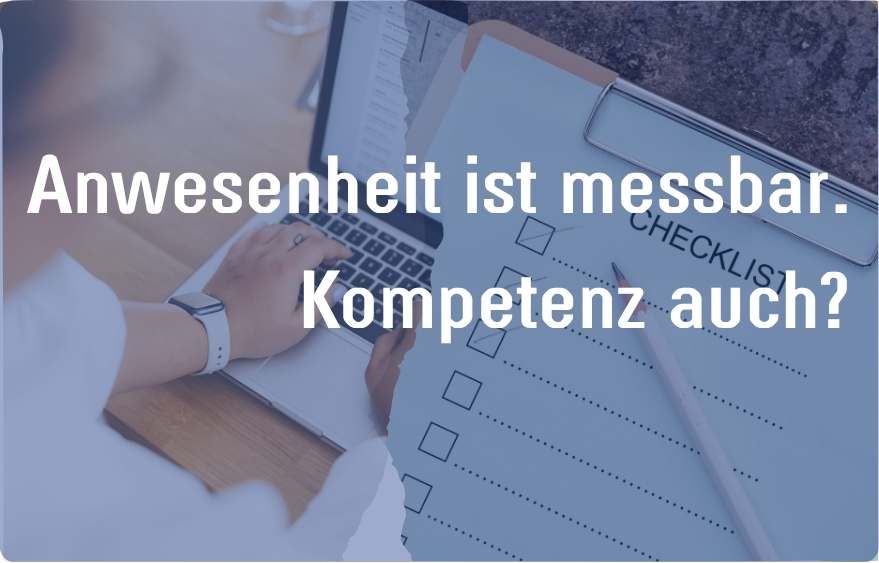 Auszubildender arbeitet am PC und Ausbilder nutzt Beurteilungsbogen Ausbildung zur Kompetenzentwicklung